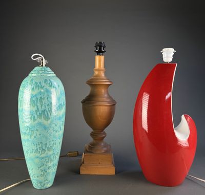 trois vases de couleurs différentes posés l'un à côté de l'autre sur une table