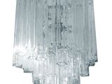 Le grand lustre en verre est suspendu au plafond.