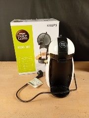une cafetière posée sur une table à côté d'une boîte de café