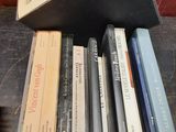 un grand nombre de livres posés sur une table