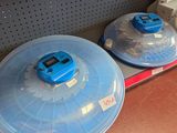 deux assiettes en plastique munies d'un couvercle, posées sur une étagère