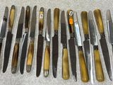 tout un tas de couteaux alignés sur une table
