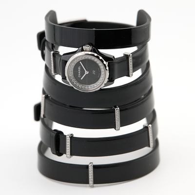 un bracelet noir sur lequel est montée une montre