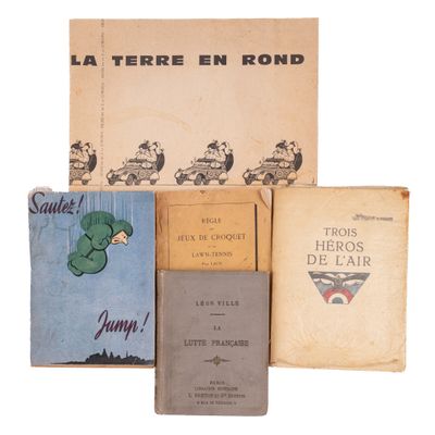 plusieurs livres sont empilés sur une surface blanche