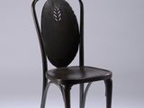une chaise noire avec une assise en bois sur fond blanc