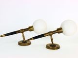 paire de lampes de bureau anciennes en laiton et en verre, avec des pieds en laiton
