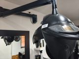 une photo d'un sèche-cheveux suspendu au plafond
