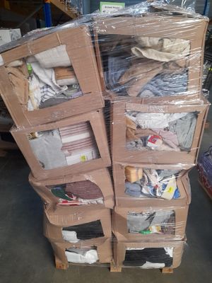 de nombreux cartons empilés les uns sur les autres dans un entrepôt