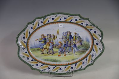 une assiette sur laquelle figure la photo d'un groupe de personnes