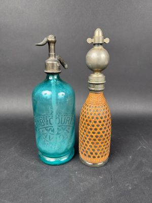 paire de bouteilles anciennes en verre bleu avec des ferrures en laiton