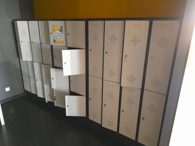 de nombreux casiers dans le couloir d'un immeuble