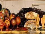 de nombreux objets décoratifs posés sur une table, avec un miroir en arrière-plan