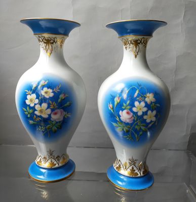 PARIS Paire de vases en porcelaine à décor polychrome et or …