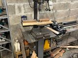 une machine posée sur une table dans une pièce