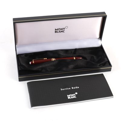 stylo plume Mont Blanc présenté dans un coffret cadeau avec un bloc-notes