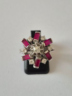 Bague en or gris, sertie d’un diamant central d’environ 0.20…