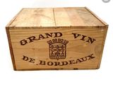 une boîte en bois portant une étiquette