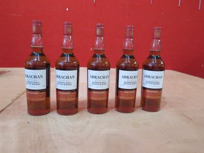 six bouteilles de whisky Macallan alignées sur une table