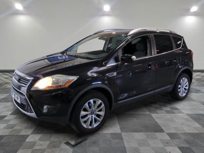 La Ford Escape 2013 est exposée dans un showroom