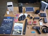 une table sur laquelle sont posés de nombreux appareils électroniques