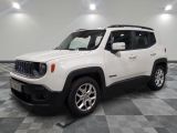 La Jeep Renegade blanche est garée dans une salle blanche