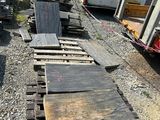 de nombreux morceaux de bois posés par terre à côté d'un train