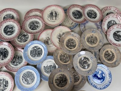 un grand nombre d'assiettes posées sur une table