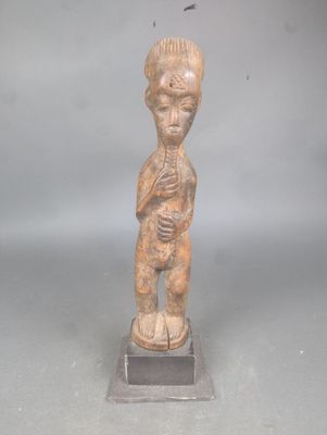 l'image d'une statue d'un homme tenant un bébé dans ses bras