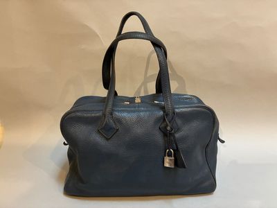 un sac à main en cuir bleu orné d'une petite étiquette