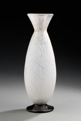 un vase blanc posé sur un socle noir