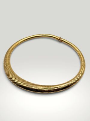 un collier en or sur fond blanc