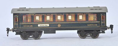 un wagon de train miniature posé sur une surface blanche
