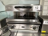 une photo d'une cuisinière à gaz professionnelle dans une cuisine