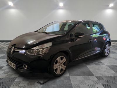 la voiture noire est garée sur un sol en damier dans le garage