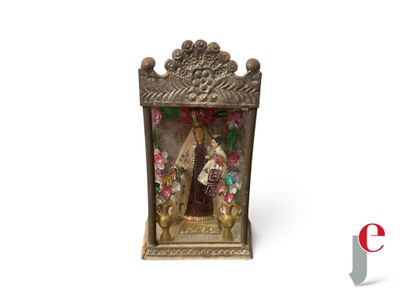 statue de la Vierge Marie et de l'Enfant Jésus dans un cadre en bois