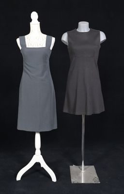 deux robes posées sur un mannequin, sur fond noir