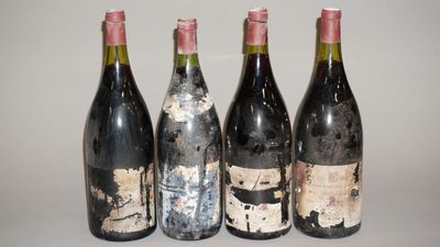 quatre bouteilles de vin sont alignées