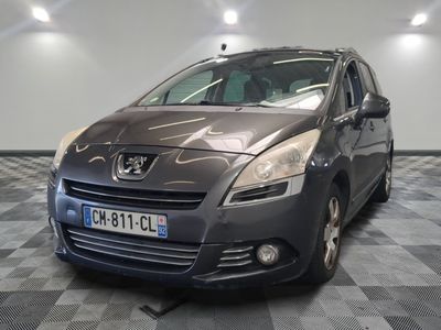 la photo d'une voiture garée dans un garage