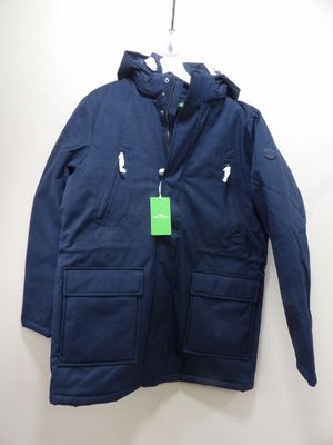 La veste est bleue et porte une étiquette verte.