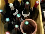 plusieurs bouteilles de vin dans une boîte jaune