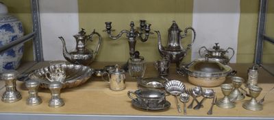beaucoup d'objets en argent posés sur une table