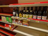 de nombreuses bouteilles de bière sur les rayons du magasin