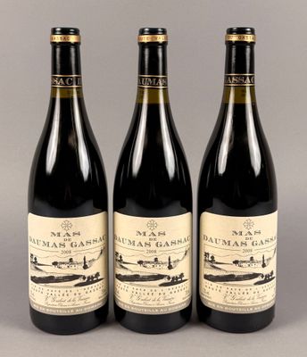 trois bouteilles de vin posées sur une table l'une à côté de l'autre