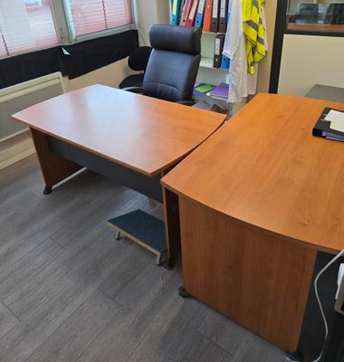 un bureau et une chaise dans un coin de la pièce