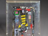 une photo d'une photo représentant des outils dans une vitrine