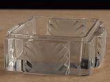 un récipient en verre transparent posé sur une table
