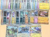 beaucoup de cartes pokemon différentes sur la table