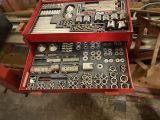 une boîte à outils rouge remplie de nombreux outils différents