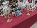 une table rouge avec une nappe rouge et une nappe rouge avec une nappe rouge et une nappe rouge avec une nappe rouge et une nappe rouge et une nappe rouge et une nappe rouge et une nappe rouge et une nappe rouge et une nappe rouge et une nappe rouge.