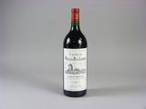 une bouteille de vin posée sur une table